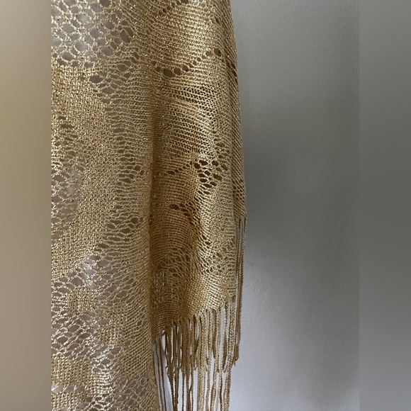 Fringed gold triangle wrap - Picture 5 of 6